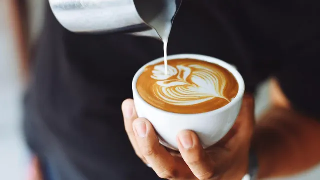 Ce să pui în cafea ca să iasă cremoasă. Ingredientul banal care îi dă o aromă mult mai intensă