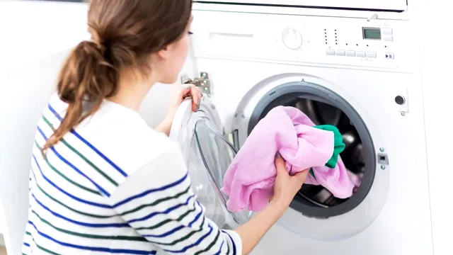 Cum să repari hainele intrate la apă. Trucul banal prin care le poți face să revină la dimensiunea inițială, chiar dacă s-au micșorat