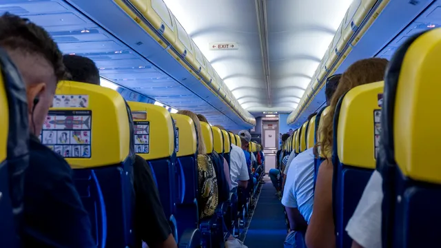 Butonul de la scaunele de avion care îți oferă mai mult spațiu. Trucul secret pe care îl știu doar însoțitorii de zbor