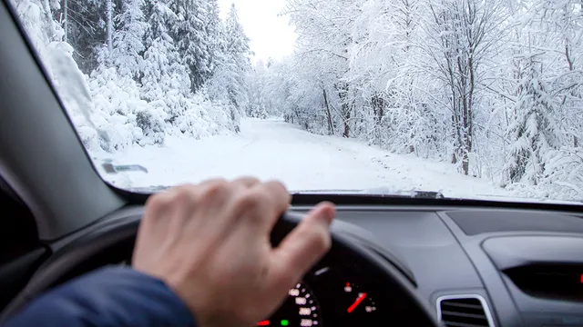 De ce nu trebuie să încălzești motorul iarna. E cea mai mare greșeală pe care o poate face un șofer