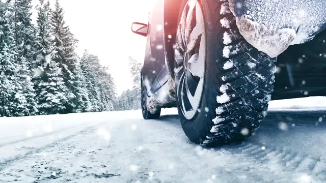 Greșeala uriașă pe care nu trebuie să o faci când conduci pe zăpadă. Riscul este uriaș, mulți șoferi nici nu se gândesc la asta