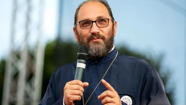La ce biserică slujește părintele Constantin Necula. Ce studii are, de fapt