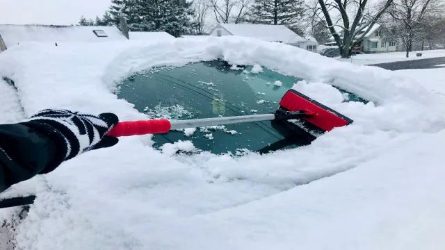 Primul lucru pe care trebuie să îl faci înainte de a deszăpezi mașina. Mulți șoferi greșesc, de asta apar zgârieturi pe vopsea