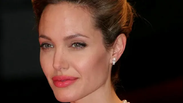 Produsul folosit de Angelina Jolie pentru ten. Dermatologul i-a dezvăluit secretul: Acesta este și motivul pentru care fața ei arată așa bine