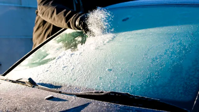 Cum dezgheţi rapid parbrizul maşinii. Trucul a devenit viral pe TikTok