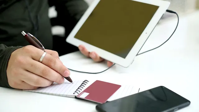 De ce avem tendința să mâzgălim când vorbim la telefon. Motivul surprinzător