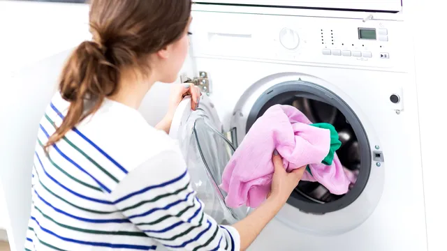 De câte ori poți purta hainele între spălări. Greșeala uriașă pe care o fac mulți români