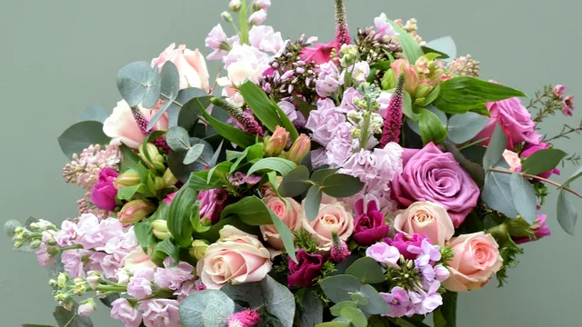 Florile cu care nu dai greș de Valentine’s Day. Cu ce buchet îți poți impresiona iubita