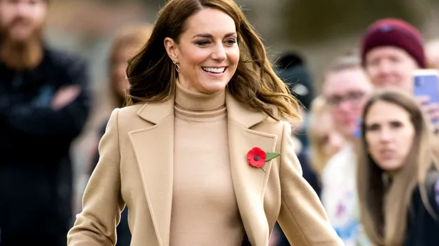 Haina pe care Kate Middleton o are în dressing de peste 10 ani. Soția prințului William a fost surprinsă din nou cu această piesă vestimentară