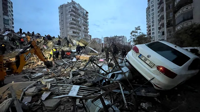O supraviețuitoare româncă, mărturii dramatice după cutremurul devastator din Turcia: „Sunt câteva blocuri care s-au făcut una cu pământul”