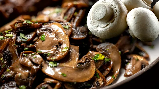 Tocăniță de ciuperci de post cu mămăliguţă. Rețeta delicioasă pe care trebuie să o încerci, este ușor de preparat