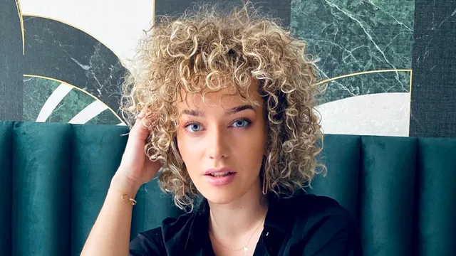 Cum își îngrijește Alexia Țalavutis părul creț. Ritualul de la care vedeta nu se abate VIDEO EXCLUSIV