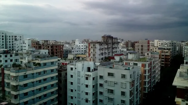 De ce nu trebuie să cumperi niciodată un apartament într-un bloc care are magazine la parter. Riscul pe care îl prezintă acestea