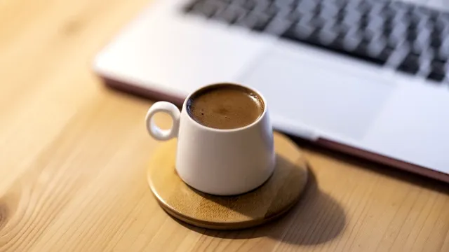 Cât trebuie să fierbi cafeaua ca să iasă cremoasă și cu o aromă intensă. Sigur ai greșit