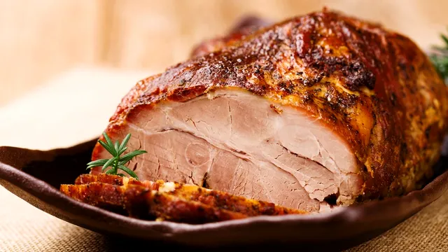 Cât rezistă friptura de porc în frigider, de fapt. Mulți români fac greșeala