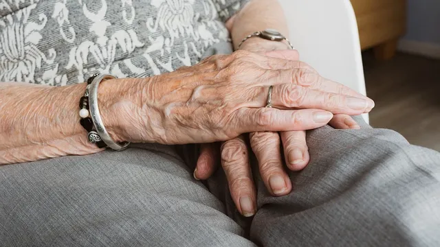 Cum să elimini petele pigmentare de pe mâini cu aspirină. Trucul banal pe care trebuie să-l știi