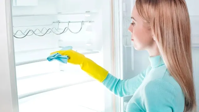 Trucul minune cu folie adezivă care te ajută să cureți frigiderul în câteva secunde. E chiar genial