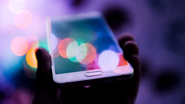 Cum ne afectează lumina albastră de la telefon sau laptop pielea. Ce trebuie să folosim, detaliul care trebuie să fie pe etichetă VIDEO EXCLUSIV