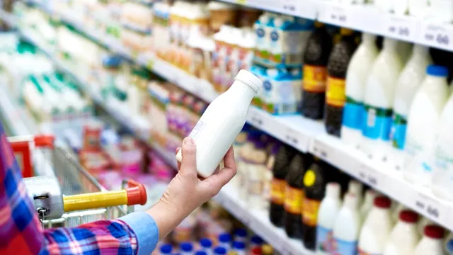 Ce conține de fapt laptele din supermarketuri. Mare atenție la acest detaliu de pe etichetă, mulți români fac greșeala