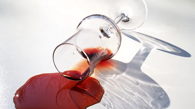 Trucul care te scapă de petele de vin de pe canapea sau covoare. Ai nevoie de un ingredient banal, iată ce trebuie să faci de fapt