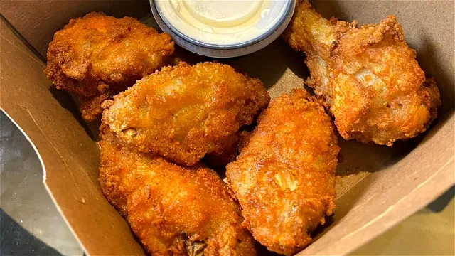 Cum să faci aripioare de pui crocante, acasă, ca la KFC. Secretul rețetei delicioase dezvăluit de o celebră bucătăreasă