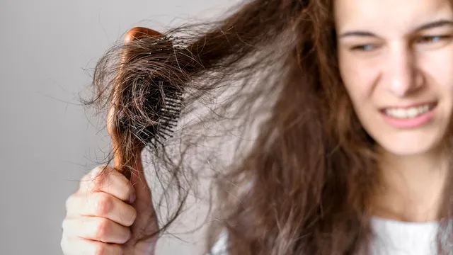 Ce să faci ca să nu-ți mai cadă firele de păr. Trucul genial pe care trebuie să-l afli