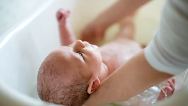 Ce temperatură trebuie să aibă apa pentru baia bebelușului. Metoda prin care poți verifica