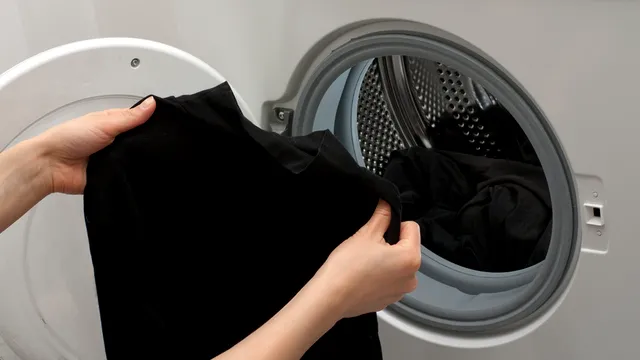 Ce trebuie să presari neapărat în mașina de spălat când bagi haine negre. Vor fi impecabile, nu se vor mai decolora niciodată