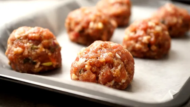 Ingredientul special de pus în carnea tocată de la chiftele. Așa vor ieși suculente și crusta lor va fi crocantă