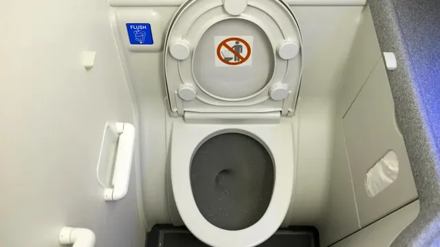 Care este cel mai nepotrivit moment pentru a merge la toaletă într-un avion. Secrete incredibile dezvăluite de un însoțitor de bord