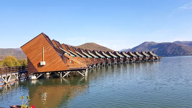 Locul spectaculos din România unde ai impresia că ai ajuns în Maldive. Trebuie să-l vezi neapărat