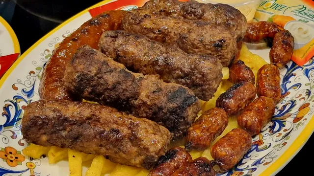 Cât timp poți păstra carnea de mici la congelator. Mulți români fac greșeala