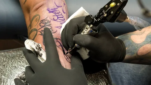 De ce nu ar trebui să-ți faci tatuaje în sezonul cald. Detaliul esențial pe care puțini îl știu