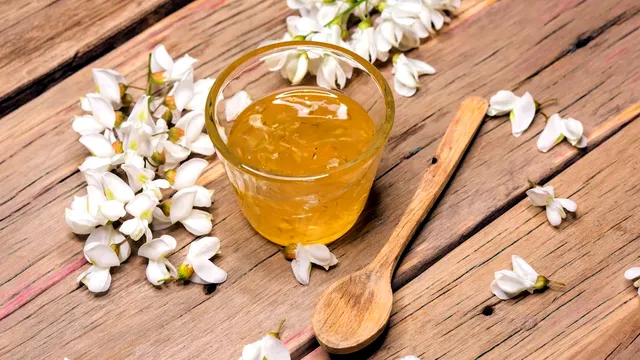 Dulceață din flori de salcâm, rețeta veche. Cât timp se lasă la fiert de fapt și ce ingredient trebuie să adaugi neapărat