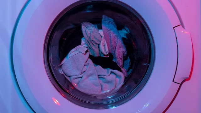 Ce să adaugi în mașina de spălat pentru ca hainele colorate să nu-și strice culoarea. Trucul magic