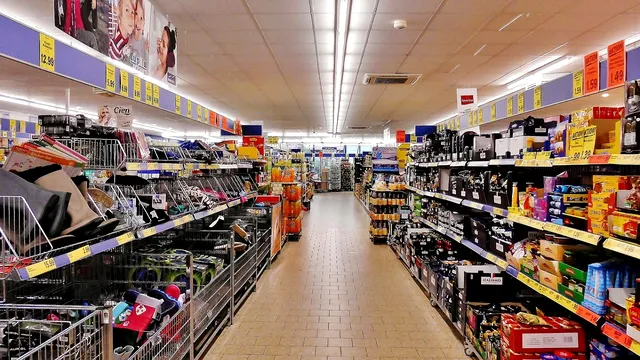 Trucul pe care îl aplică supermarketurile la casele de marcat. Așa cheltuiești mai mulți bani de fiecare dată fără să îți dai seama