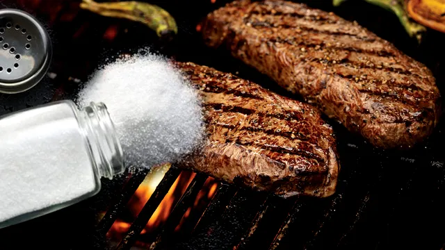 Când se sărează carnea de grătar. Trucul pentru a ieși perfectă