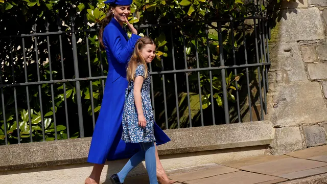 Ce semnificație are de fapt albastrul electric purtat de Kate Middleton la slujba de Paște. Mesajul special pe care îl transmite