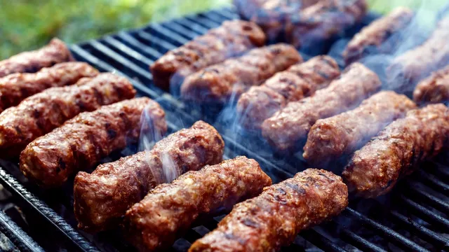Cum faci cei mai buni mici la grătar. Secretul pentru cei mai suculenți și gustoși mici
