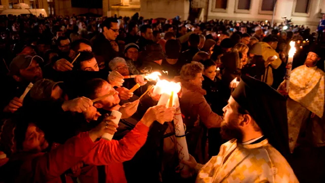 De ce se înconjoară biserica în Noaptea de Înviere. Puțină lume știe asta