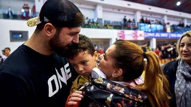 Fiul lui Andrei Stoica este campion la lupte, spre disperarea mamei sale. „Urați-mi baftă că nu o să fiu sănătoasă la cap foarte mult timp” VIDEO EXCLUSIV