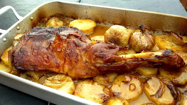 Când trebuie să adaugi vinul peste friptura de miel. Regula de aur ca să iasă fragedă și aromată