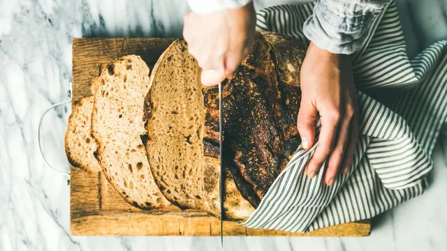 Cum depozitezi corect pâinea ca să rămână proaspătă și să nu facă mucegai. Trucul de mare ajutor