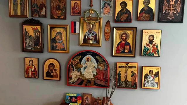 Pe ce perete se pun de fapt icoanele. Acesta este cel mai potrivit loc din casă