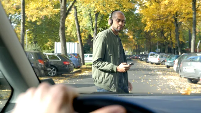 Ce riscă pietonii care traversează strada neregulamentar. Legea spune clar