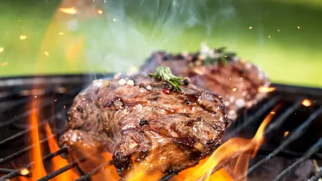 De ce se bate carnea înainte să o pui pe grătar. Trucul bucătarilor pentru o friptură perfectă