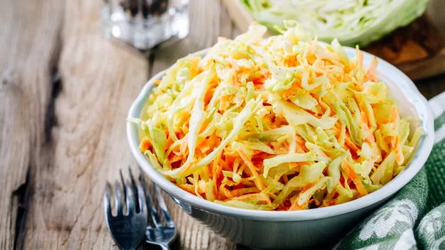 Ce să adaugi neapărat în salata de varză ca să iasă gustoasă. Ingredientul secret care îi dă o aromă deosebită