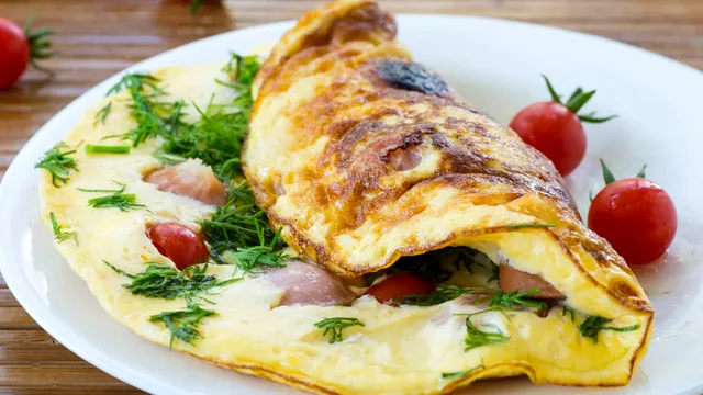 Trucul pentru cea mai pufoasă omletă. Ce trebuie să faci de fapt cu ouăle, înainte de a le pune în tigaie