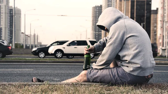 Soțul meu este alcoolic. Nu știu ce să mă mai fac cu el, nu vrea să recunoască problema. Nu mi-aș fi imaginat că așa va fi viața mea