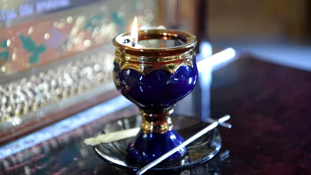 Ce ulei se pune în candelă. Când se aprinde candela în casă, de fapt